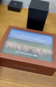 Caixa cartonada personalizada com visor - DSM